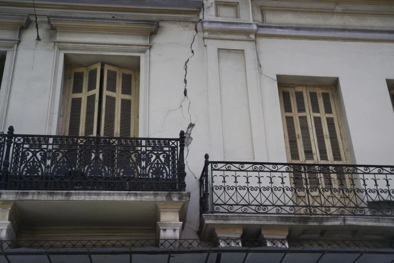 Σεισμός Αθήνας:  Σε επιφυλακή οι έλεγχοι από κλιμάκια μηχανικών!-Ζημιές καταγράφηκαν σε 15 κτίρια